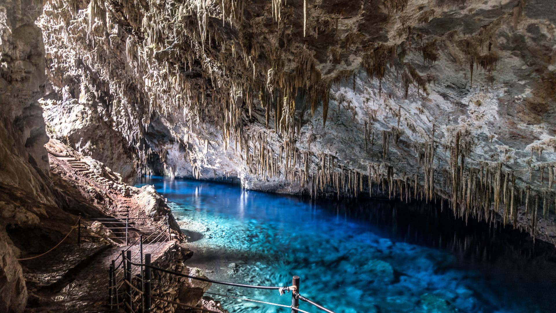 Gruta do Lago Azul